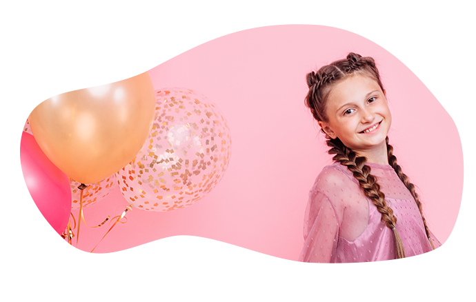 Kinderfoto auf rosa Hintergrund mit Ballons